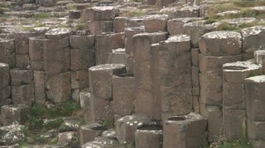Kuzey İrlanda 'nın kuzey kıyısındaki Antrim County' deki Giant Geçidi..