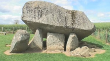 Brownshill Dolmen, İrlanda 'nın Carlow ilçesinde bulunan megalitik granit kapak taşı.. 