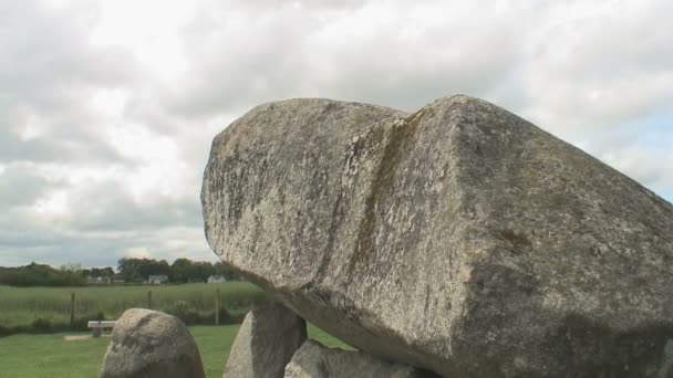 布朗希尔多门 Brownshill Dolmen 是位于爱尔兰卡洛县的巨型花岗岩顶石 — 图库视频影像