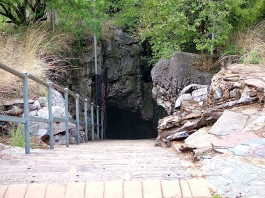 Sterkfontein, Güney Afrika - 22 Kasım 2011: Sterkfontein, Gauteng eyaletinde paleo-antropologlara özel ilgi gösteren bir mağara setidir. Bu bölge insanlığın beşiği olarak bilinir..