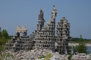 Toronto, Ontario, Kanada, 9 Ağustos 2021: Tommy Thompson Park, Toronto, Ontario, Kanada 'da aşınmış tuğla ve çimento blok heykeli.