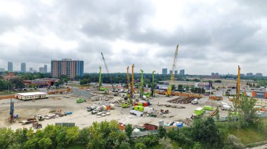 Toronto, Ontario, Kanada - 18 Ağustos 2021: McCowan Yolu ve Sheppard Bulvarı 'ndaki TTC Scarborough metro uzantısının kalkış şaftı. 