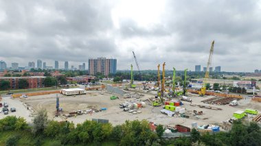 Toronto, Ontario, Kanada - 18 Ağustos 2021: McCowan Yolu ve Sheppard Bulvarı 'ndaki TTC Scarborough metro uzantısının kalkış şaftı. 