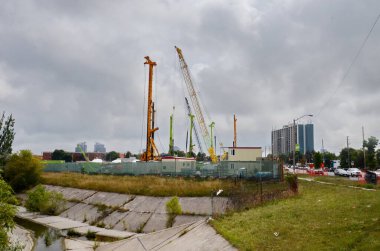 Toronto, Ontario, Kanada - 18 Ağustos 2021: McCowan Yolu ve Sheppard Bulvarı 'ndaki TTC Scarborough metro uzantısının kalkış şaftı. 