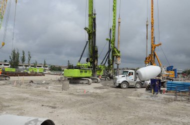 Toronto, Ontario, Kanada - 18 Ağustos 2021: McCowan Yolu ve Sheppard Bulvarı 'ndaki TTC Scarborough metro uzantısının kalkış şaftı. 