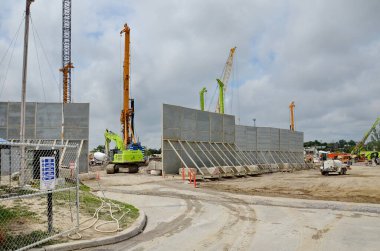 Toronto, Ontario, Kanada - 18 Ağustos 2021: McCowan Yolu ve Sheppard Bulvarı 'ndaki TTC Scarborough metro uzantısının kalkış şaftı. 