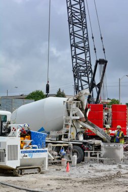 Toronto, Ontario, Kanada - 18 Ağustos 2021: McCowan Yolu ve Sheppard Bulvarı 'ndaki TTC Scarborough metro uzantısının kalkış şaftı. 