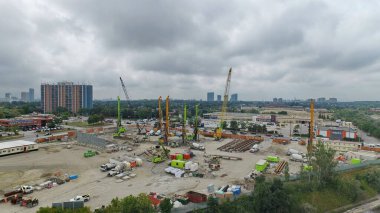 Toronto, Ontario, Kanada - 18 Ağustos 2021: McCowan Yolu ve Sheppard Bulvarı 'ndaki TTC Scarborough metro uzantısının kalkış şaftı. 