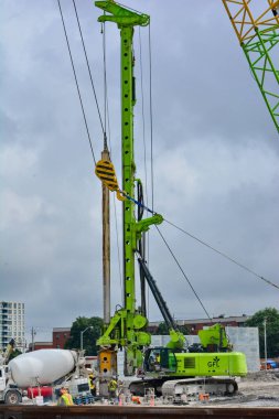 Toronto, Ontario, Kanada - 18 Ağustos 2021: McCowan Yolu ve Sheppard Bulvarı 'ndaki TTC Scarborough metro uzantısının kalkış şaftı. 