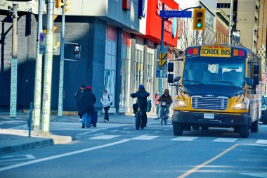 TORONONONONONTO, ONTARIO, CANADA - 12 Aralık 2024: Bisikletçiler bisikletlerini Toronto şehir merkezindeki Bloor Caddesi üzerindeki bisiklet yollarında sürüyorlar.