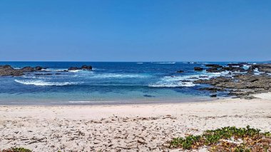 Dalgalar Kosta Rika 'nın Guanacaste eyaletindeki Playa San Juanillo' da kayalık kıyılara çarpıyor.. 