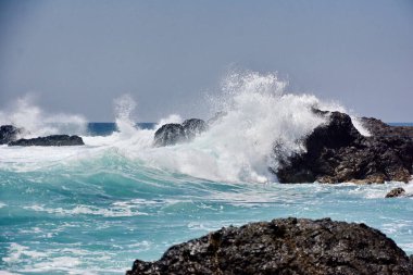 Dalgalar Kosta Rika 'nın Guanacaste eyaletindeki Playa San Juanillo' da kayalık kıyılara çarpıyor.. 