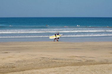 Playa Avellana, Kosta Rika, 6 Mart 2024: İnsanlar Guanacaste, Kosta Rika 'daki Playa Avellana' da sörf ve sörf yapıyor. Avellana plajı Kosta Rika 'da sörf yapmak için en iyi yerlerden biri olarak kabul edilir..