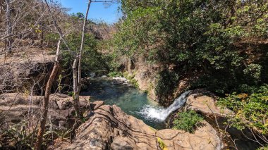 Rincon Ulusal Parkı yakınlarındaki Twin Las Chorreras Şelaleleri. Bu şelaleler, dipteki havuzlarıyla birlikte yüzmek için popüler bir yerdir..