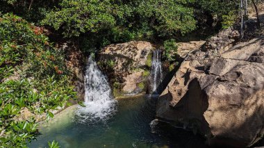 Rincon Ulusal Parkı yakınlarındaki Twin Las Chorreras Şelaleleri. Bu şelaleler, dipteki havuzlarıyla birlikte yüzmek için popüler bir yerdir..