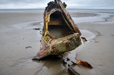 Kuzey sahilinde küçük bir balıkçı teknesi enkazı Haida Gwaii, BC, Kanada yakınlarındaki Massett yakınlarında Rose Spit..