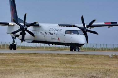 Sandspit, Haida Gwaii, BC, Kanada, 19 Temmuz 2023: Bir Air Canada De Havilland Kanada Dash 8-400 Vancouver yolunda Sandspit havaalanından havalanır.. 