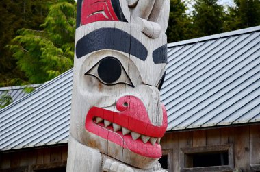 Açık havada elle oyulmuş yerli Totem..