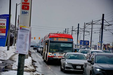 Toronto, Ontario, Kanada, 6 Şubat 2026: Toronto toplu taşıma TTC 34 Eglinton Doğu Otobüsü, Metrolinx Eglinton Crosstown LRT 'nin açılışından birkaç gün önce Toronto Eglinton Bulvarı boyunca ilerliyor..