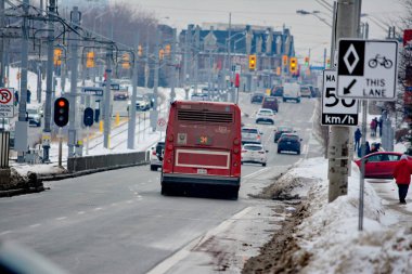 Toronto, Ontario, Kanada, 6 Şubat 2026: Toronto toplu taşıma TTC 34 Eglinton Doğu Otobüsü, Metrolinx Eglinton Crosstown LRT 'nin açılışından birkaç gün önce Toronto Eglinton Bulvarı boyunca ilerliyor..