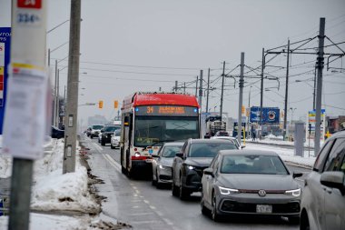 Toronto, Ontario, Kanada, 6 Şubat 2026: Toronto toplu taşıma TTC 34 Eglinton Doğu Otobüsü, Metrolinx Eglinton Crosstown LRT 'nin açılışından birkaç gün önce Toronto Eglinton Bulvarı boyunca ilerliyor..