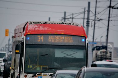 Toronto, Ontario, Kanada, 6 Şubat 2026: Toronto toplu taşıma TTC 34 Eglinton Doğu Otobüsü, Metrolinx Eglinton Crosstown LRT 'nin açılışından birkaç gün önce Toronto Eglinton Bulvarı boyunca ilerliyor..