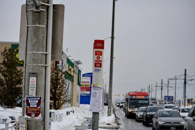Toronto, Ontario, Kanada, 6 Şubat 2026: Toronto toplu taşıma TTC 34 Eglinton Doğu Otobüsü, Metrolinx Eglinton Crosstown LRT 'nin açılışından birkaç gün önce Toronto Eglinton Bulvarı boyunca ilerliyor..