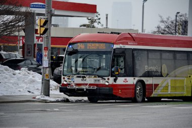 Toronto, Ontario, Kanada, 6 Şubat 2026: Toronto toplu taşıma TTC 34 Eglinton Doğu Otobüsü, Metrolinx Eglinton Crosstown LRT 'nin açılışından birkaç gün önce Toronto Eglinton Bulvarı boyunca ilerliyor..
