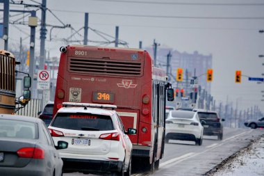 Toronto, Ontario, Kanada, 6 Şubat 2026: Toronto toplu taşıma TTC 34 Eglinton Doğu Otobüsü, Metrolinx Eglinton Crosstown LRT 'nin açılışından birkaç gün önce Toronto Eglinton Bulvarı boyunca ilerliyor..
