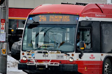 Toronto, Ontario, Kanada, 6 Şubat 2026: Toronto toplu taşıma TTC 34 Eglinton Doğu Otobüsü, Metrolinx Eglinton Crosstown LRT 'nin açılışından birkaç gün önce Toronto Eglinton Bulvarı boyunca ilerliyor..