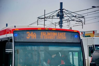 Toronto, Ontario, Kanada, 6 Şubat 2026: Toronto toplu taşıma TTC 34 Eglinton Doğu Otobüsü, Metrolinx Eglinton Crosstown LRT 'nin açılışından birkaç gün önce Toronto Eglinton Bulvarı boyunca ilerliyor..