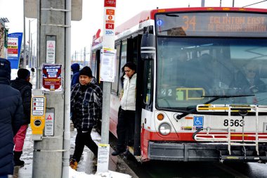 Toronto, Ontario, Kanada, 6 Şubat 2026: Toronto toplu taşıma TTC 34 Eglinton Doğu Otobüsü, Metrolinx Eglinton Crosstown LRT 'nin açılışından birkaç gün önce Toronto Eglinton Bulvarı boyunca ilerliyor..