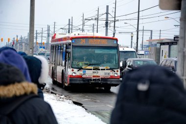 Toronto, Ontario, Kanada, 6 Şubat 2026: Toronto toplu taşıma TTC 34 Eglinton Doğu Otobüsü, Metrolinx Eglinton Crosstown LRT 'nin açılışından birkaç gün önce Toronto Eglinton Bulvarı boyunca ilerliyor..