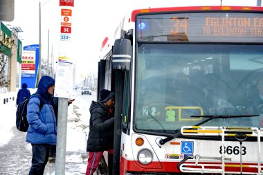 Toronto, Ontario, Kanada, 6 Şubat 2026: Toronto toplu taşıma TTC 34 Eglinton Doğu Otobüsü, Metrolinx Eglinton Crosstown LRT 'nin açılışından birkaç gün önce Toronto Eglinton Bulvarı boyunca ilerliyor..