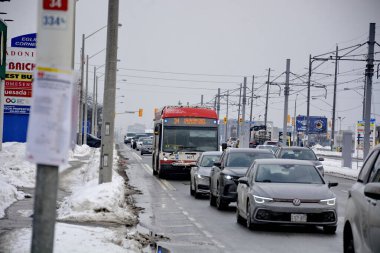Toronto, Ontario, Kanada, 6 Şubat 2026: Toronto toplu taşıma TTC 34 Eglinton Doğu Otobüsü, Metrolinx Eglinton Crosstown LRT 'nin açılışından birkaç gün önce Toronto Eglinton Bulvarı boyunca ilerliyor..