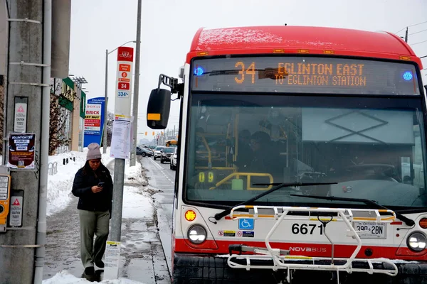 Toronto, Ontario, Kanada, 6 Şubat 2026: Toronto toplu taşıma TTC 34 Eglinton Doğu Otobüsü, Metrolinx Eglinton Crosstown LRT 'nin açılışından birkaç gün önce Toronto Eglinton Bulvarı boyunca ilerliyor..