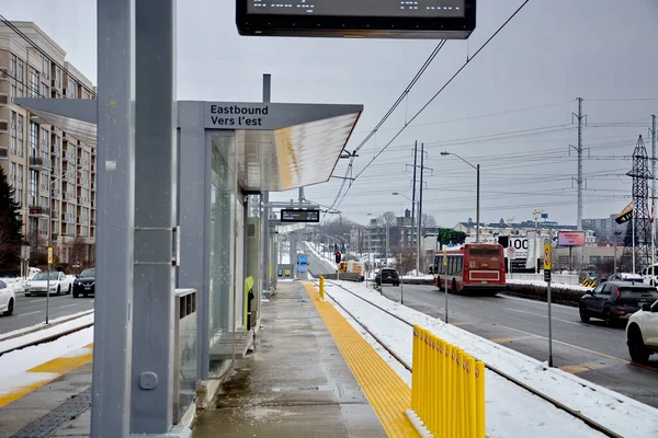 Toronto, Ontario, Kanada, 6 Şubat 2026: Toronto toplu taşıma TTC 34 Eglinton Doğu Otobüsü, Metrolinx Eglinton Crosstown LRT 'nin açılışından birkaç gün önce Toronto Eglinton Bulvarı boyunca ilerliyor..