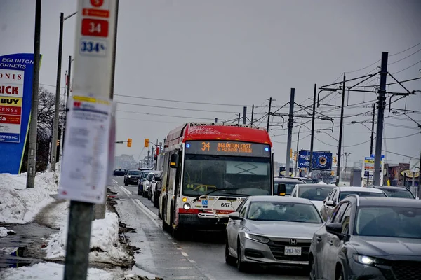 Toronto, Ontario, Kanada, 6 Şubat 2026: Toronto toplu taşıma TTC 34 Eglinton Doğu Otobüsü, Metrolinx Eglinton Crosstown LRT 'nin açılışından birkaç gün önce Toronto Eglinton Bulvarı boyunca ilerliyor..