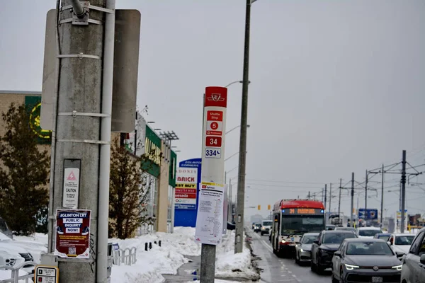 Toronto, Ontario, Kanada, 6 Şubat 2026: Toronto toplu taşıma TTC 34 Eglinton Doğu Otobüsü, Metrolinx Eglinton Crosstown LRT 'nin açılışından birkaç gün önce Toronto Eglinton Bulvarı boyunca ilerliyor..