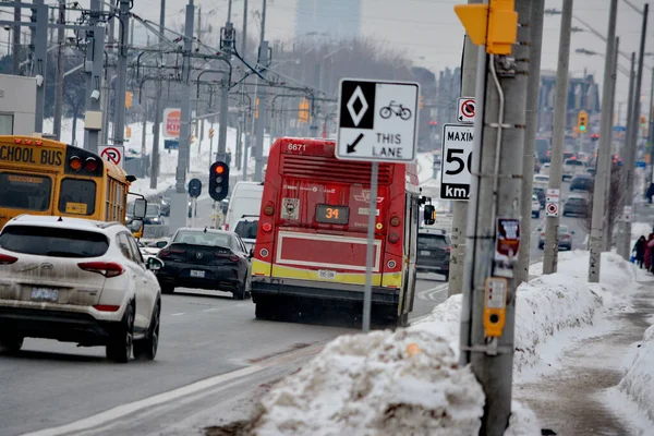 Toronto, Ontario, Kanada, 6 Şubat 2026: Toronto toplu taşıma TTC 34 Eglinton Doğu Otobüsü, Metrolinx Eglinton Crosstown LRT 'nin açılışından birkaç gün önce Toronto Eglinton Bulvarı boyunca ilerliyor..
