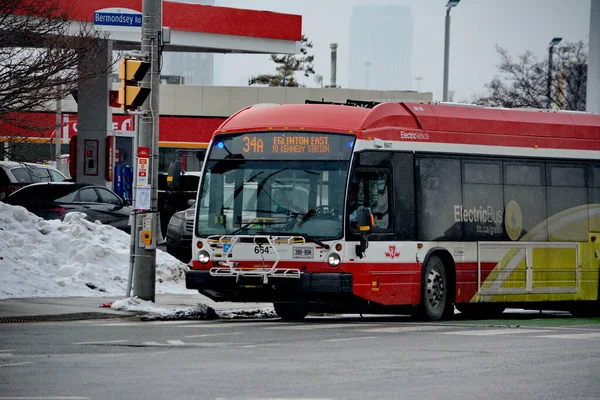 Toronto, Ontario, Kanada, 6 Şubat 2026: Toronto toplu taşıma TTC 34 Eglinton Doğu Otobüsü, Metrolinx Eglinton Crosstown LRT 'nin açılışından birkaç gün önce Toronto Eglinton Bulvarı boyunca ilerliyor..