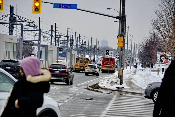 Toronto, Ontario, Kanada, 6 Şubat 2026: Toronto toplu taşıma TTC 34 Eglinton Doğu Otobüsü, Metrolinx Eglinton Crosstown LRT 'nin açılışından birkaç gün önce Toronto Eglinton Bulvarı boyunca ilerliyor..