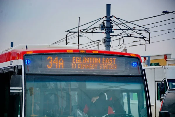 Toronto, Ontario, Kanada, 6 Şubat 2026: Toronto toplu taşıma TTC 34 Eglinton Doğu Otobüsü, Metrolinx Eglinton Crosstown LRT 'nin açılışından birkaç gün önce Toronto Eglinton Bulvarı boyunca ilerliyor..