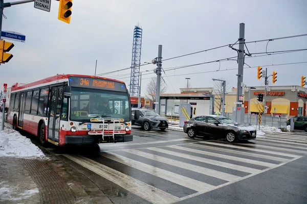 Toronto, Ontario, Kanada, 6 Şubat 2026: Toronto toplu taşıma TTC 34 Eglinton Doğu Otobüsü, Metrolinx Eglinton Crosstown LRT 'nin açılışından birkaç gün önce Toronto Eglinton Bulvarı boyunca ilerliyor..