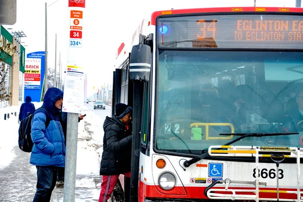 Toronto, Ontario, Kanada, 6 Şubat 2026: Toronto toplu taşıma TTC 34 Eglinton Doğu Otobüsü, Metrolinx Eglinton Crosstown LRT 'nin açılışından birkaç gün önce Toronto Eglinton Bulvarı boyunca ilerliyor..