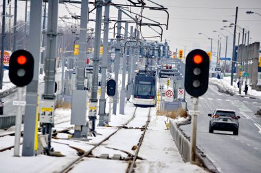 Toronto, Ontario, Kanada, 6 Şubat 2026: Bir Metrolinx Eglinton Crosstown LRT test treni Scarborough 'daki geçiş hattı boyunca ilerliyor. Bu LRT hattı, yıllardır açılmayı bekledikten sonra 8 Şubat 2026 'da halka açılması planlanıyor..