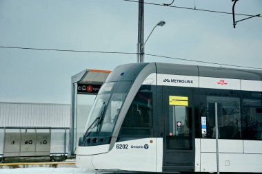 Toronto, Ontario, Kanada, 6 Şubat 2026: Bir Metrolinx Eglinton Crosstown LRT test treni Scarborough 'daki geçiş hattı boyunca ilerliyor. Bu LRT hattı, yıllardır açılmayı bekledikten sonra 8 Şubat 2026 'da halka açılması planlanıyor..
