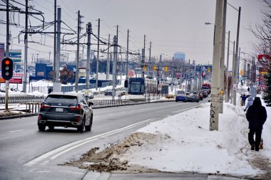 Toronto, Ontario, Kanada, 6 Şubat 2026: Bir Metrolinx Eglinton Crosstown LRT test treni Scarborough 'daki geçiş hattı boyunca ilerliyor. Bu LRT hattı, yıllardır açılmayı bekledikten sonra 8 Şubat 2026 'da halka açılması planlanıyor..