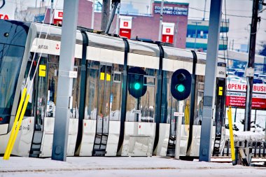 Toronto, Ontario, Kanada, 6 Şubat 2026: Bir Metrolinx Eglinton Crosstown LRT test treni Scarborough 'daki geçiş hattı boyunca ilerliyor. Bu LRT hattı, yıllardır açılmayı bekledikten sonra 8 Şubat 2026 'da halka açılması planlanıyor..