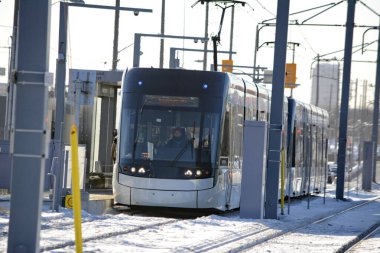 Toronto, Ontario, Kanada, 8 Şubat 2026: Eglinton Crosstown LRT hattının açılış günü. 15 yıllık inşaattan sonra, 19 km, 25 istasyon, doğu-batı ulaşım hattı sonunda bugün halka açıldı..